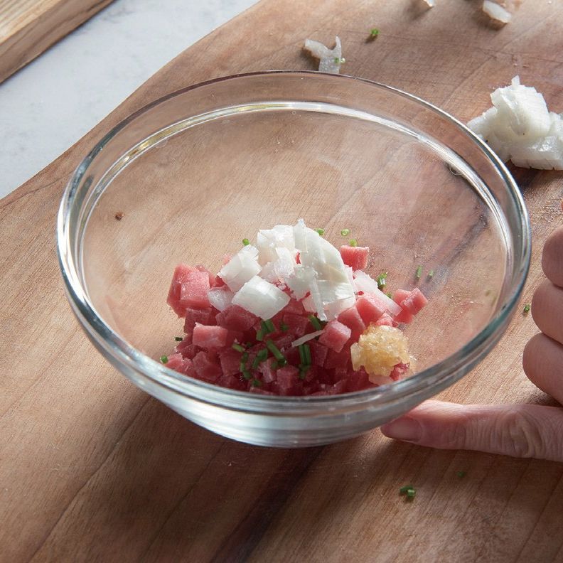 송로 오일 육회 스파게티을 위한 재료 이미지로 스파게티면,마늘,페페론치노,이태리 파슬리,치킨 스톡 등으로 구성 되어있습니다.