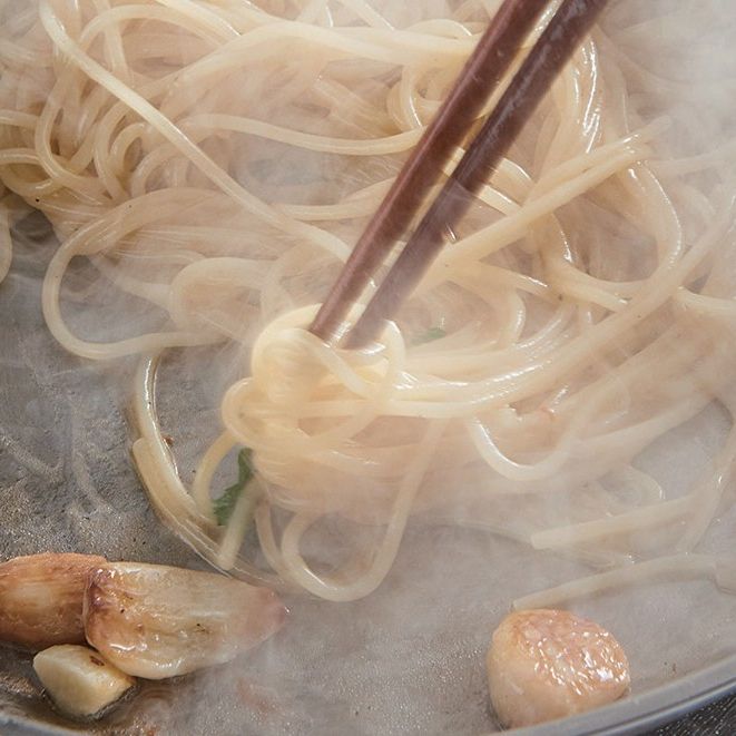 삶아낸 면과 치킨 스톡을 넣어 스톡의 양이 반으로 줄어들 때까지 계속 비벼 주세요.