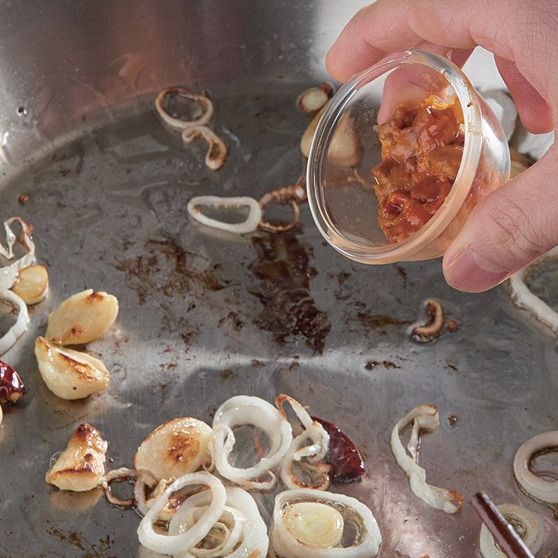 성게알과 아부르가 스파게티을 위한 재료 이미지로 스파게티면,마늘,대파,방울토마토,이태리 파슬리 등으로 구성 되어있습니다.