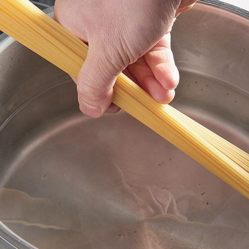 냄비에 꽃소금을 한 줌 넣고 물을 끓인 후 스파게티 면을 5분간 삶아주세요.