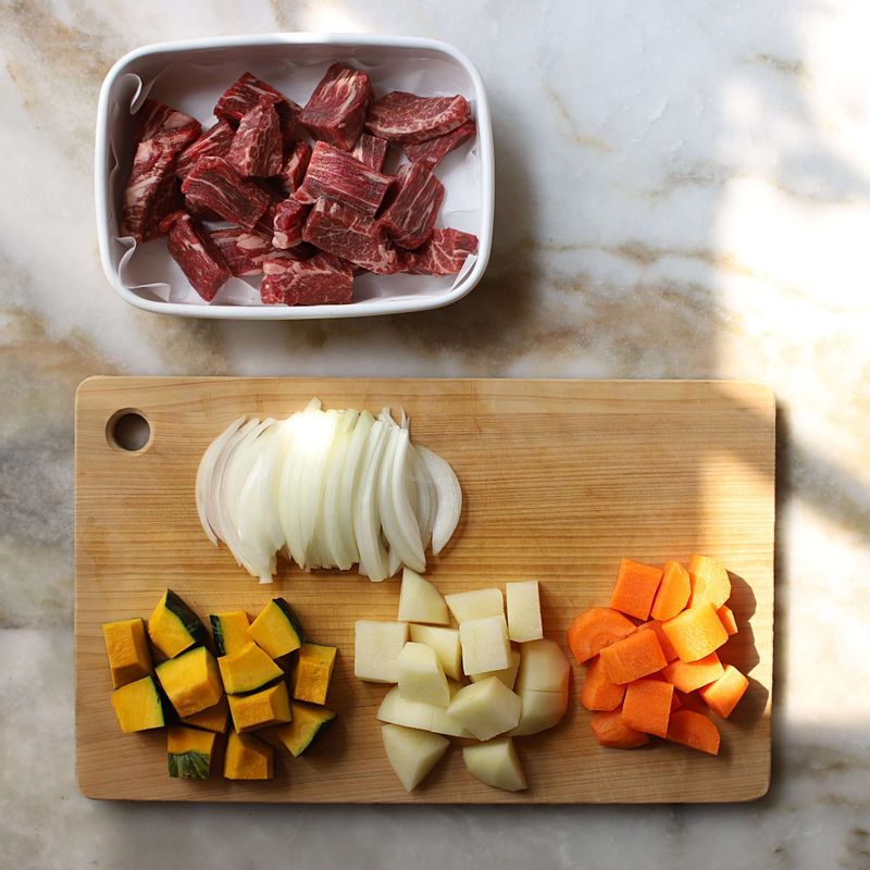 쇠고기는 키친타월에 올려 핏물을 뺀 후 한입 크기로 잘라주세요. 양파는 채를 썰고 감자, 당근, 단호박은 사방 2센치 크기로 잘라주세요.
