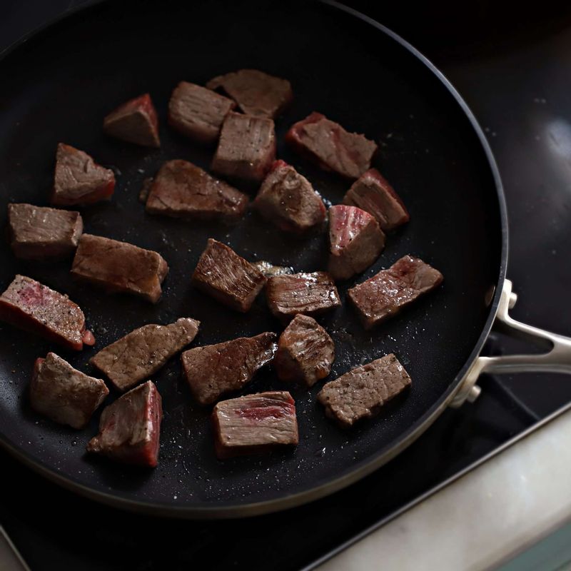 달군팬에 기름을 두른 후 쇠고기를 넣고, 약간의 소금과 후추로 밑간해 살짝 익혀주세요.