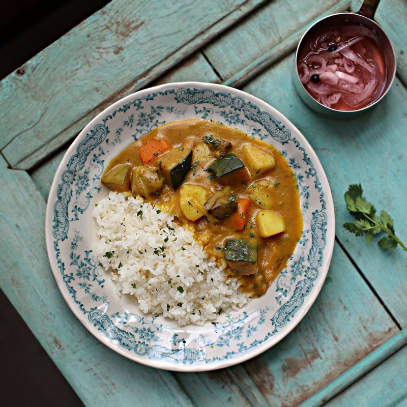 그릇에 카레를 담고 밥을 곁들여 즐겨주세요.