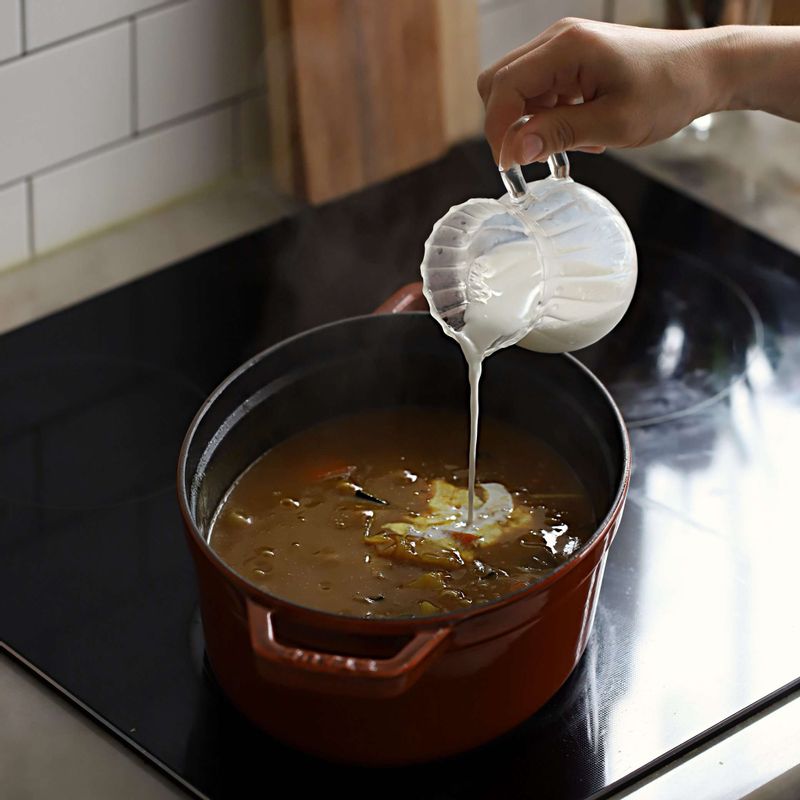 감자와 당근이 익으면 카레가루를 넣고 약불에서 잘 저어주면서 풀어주세요.
(찬물1/2컵에 카레가루를 개어준 후 넣어주셔도 돼요)