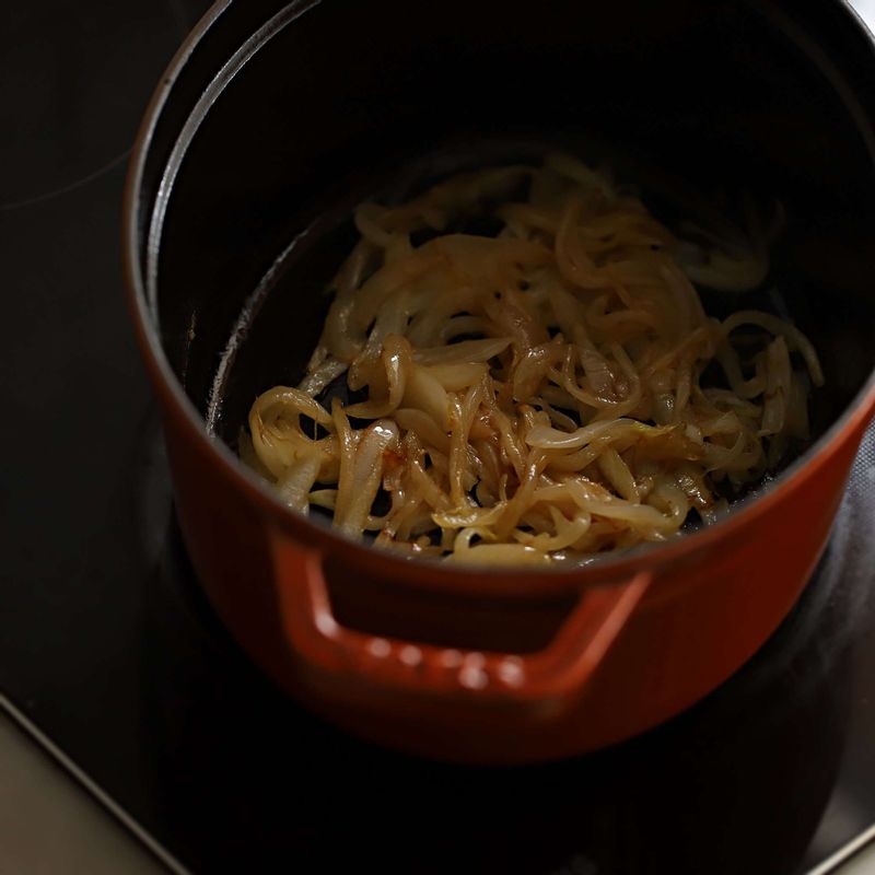 새로 달군 냄비에 버터를 넣고 양파를 넣어 10분간 중약불에서 볶다가 감자, 단호박, 당근을 넣고 2분 정도 볶고 물을 넣은 후 뚜껑을 닫아 10분 정도 더 끓여주세요.