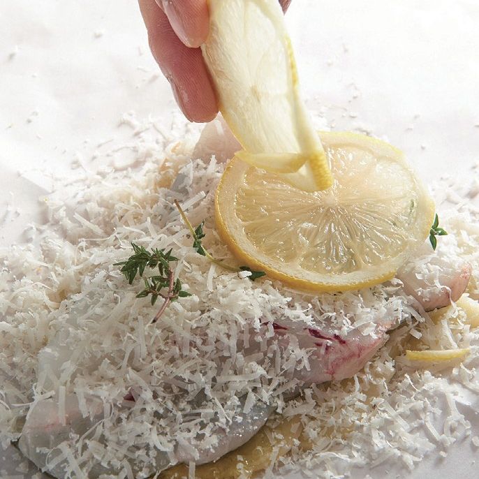 감자 위에 생선을 올리고 다시 소금, 후추, 엑스트라 버진, 그라나 파다노 치즈를 뿌린 뒤 생선 위에 타임, 레몬을 올려주세요.