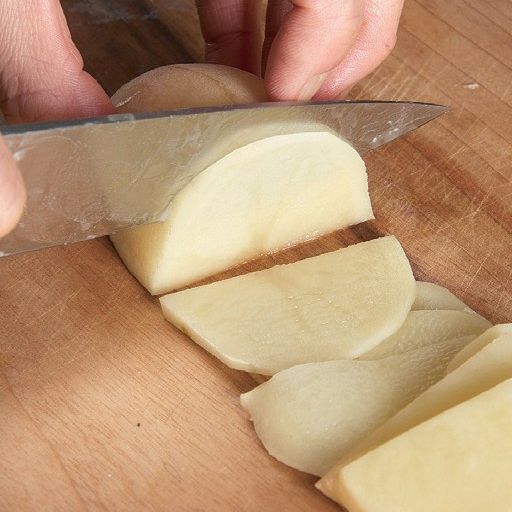 감자는 0.1cm로 얇게 썰어주세요.