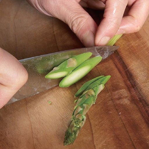 아스파라거스는 얇게 썰고 토마토는 반으로, 레몬은 얇게 링으로 썰어주세요.