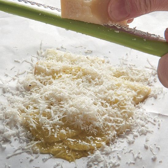 종이는 두 장을 겹치고 겹친 종이 위에 감자를 깐 후 소금, 후추, 엑스트라 버진, 그라나 파다노 치즈를 뿌려주세요.