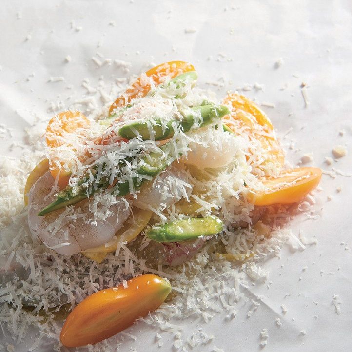 생선 곁에 새우, 방울토마토, 아스파라거스를 곁들인 후 종이 호일을 덮어 모서리를 잘 접은 뒤 스템플러로 찍어 종이 호일을 고정합니다.