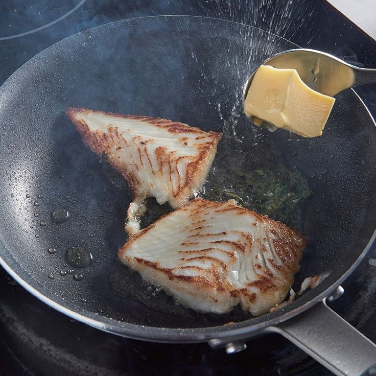 올리브 레몬 광어 구이을 위한 재료 이미지로 초록 올리브,레몬,마늘,채소 스톡,버터 등으로 구성 되어있습니다.