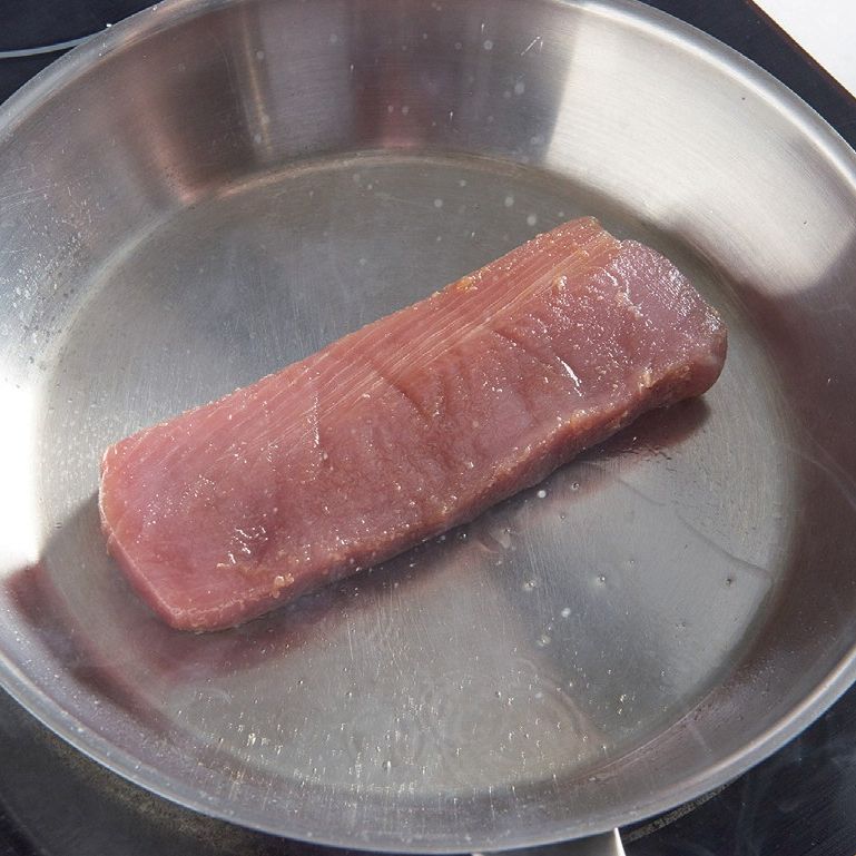팬에 올리브유를 두르고 향이 배인 순서 1의 참치를 한쪽 면만 살짝 구워주세요.