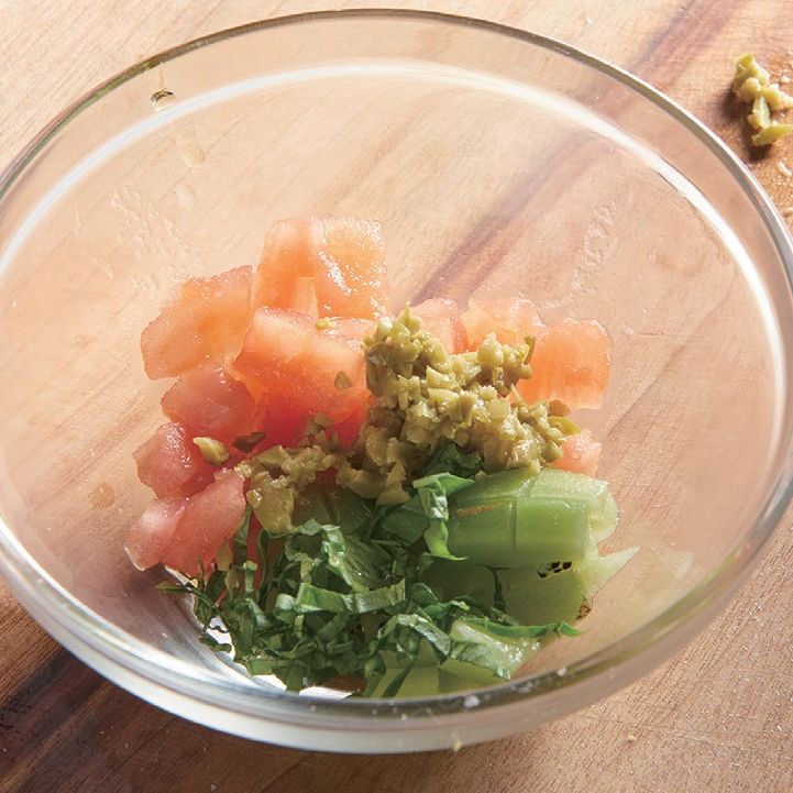 토마토는 뜨거운 물에 넣었다가 빼내 껍질을 벗겨서 과육만 1cm 크기로 썰고, 키위도 껍질을 벗겨 씨를 제거하고 같은 크기로 썰어주세요. 올리브와 바질을 다지고 썰어 둔 토마토, 키위, 마늘, 엑스트라 버진, 소금, 후추와 함께 섞어주세요.