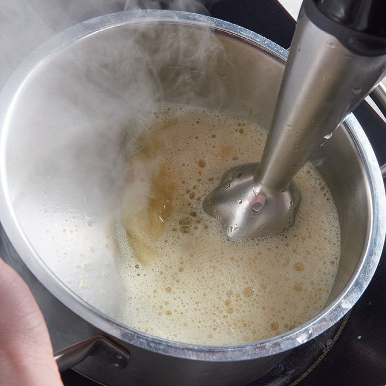 남은 오렌지 주스에 레시틴을 넣어 살짝 끓이고 큰 볼에 옮겨 식힌 후 핸드 블렌더로 수면을 쳐서 거품을 만들어 주세요.