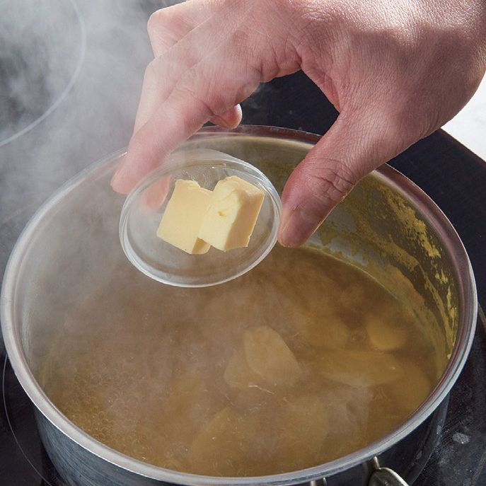 오렌지 주스 250ml에 으깬 생강을 넣어 끓이고 끓기 시작하면 버터를 넣어 졸여내 소스를 만들어 주세요.