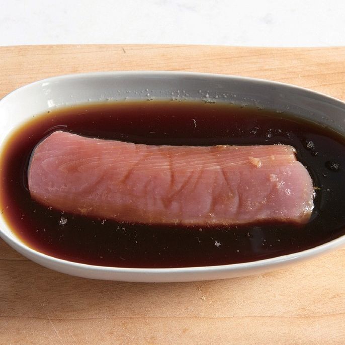 오렌지 생강 소스 참치 구이을 위한 재료 이미지로 오렌지주스,생강,버터,참치,토마토 등으로 구성 되어있습니다.