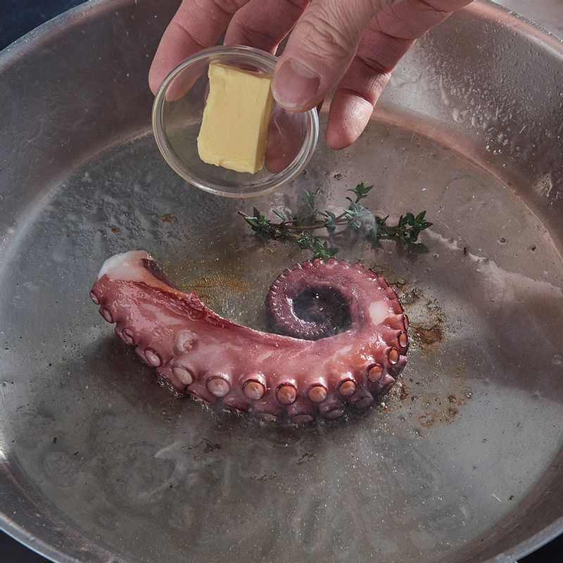 문어 꾸스꾸스을 위한 재료 이미지로 돌문어,꾸스꾸스,양파,마늘,병아리콩 등으로 구성 되어있습니다.