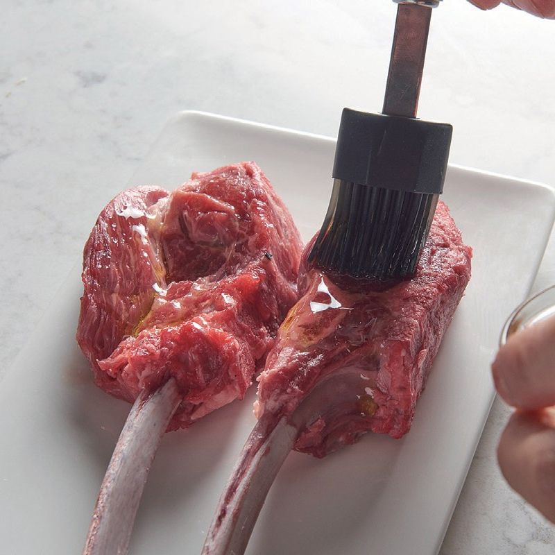 허브 빵가루 양갈비을 위한 재료 이미지로 양갈비,빵가루,버터,로즈마리,타임 등으로 구성 되어있습니다.