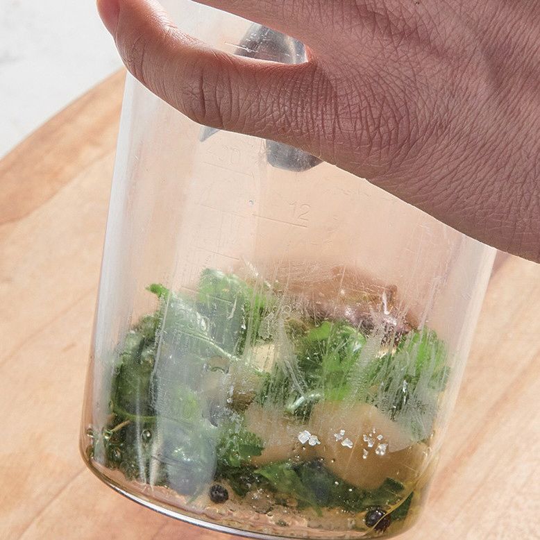 로즈마리, 타임, 파슬리, 마늘, 페페론치노, 소금, 후추, 올리브유를 함께 갈아주세요.