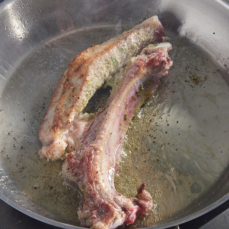 팬에 숙성시킨 순서 2의 갈비살을 굽고 다시 250도 오븐에서 10분간 굽는다.