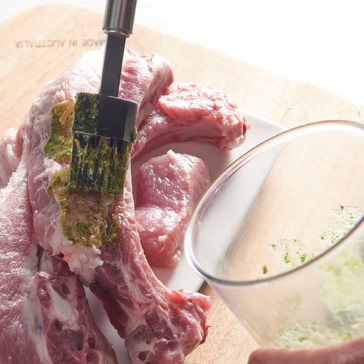 토스카나풍 통돼지 갈비을 위한 재료 이미지로 로즈마리,타임,이태리 파슬리,마늘,페페론치노 등으로 구성 되어있습니다.