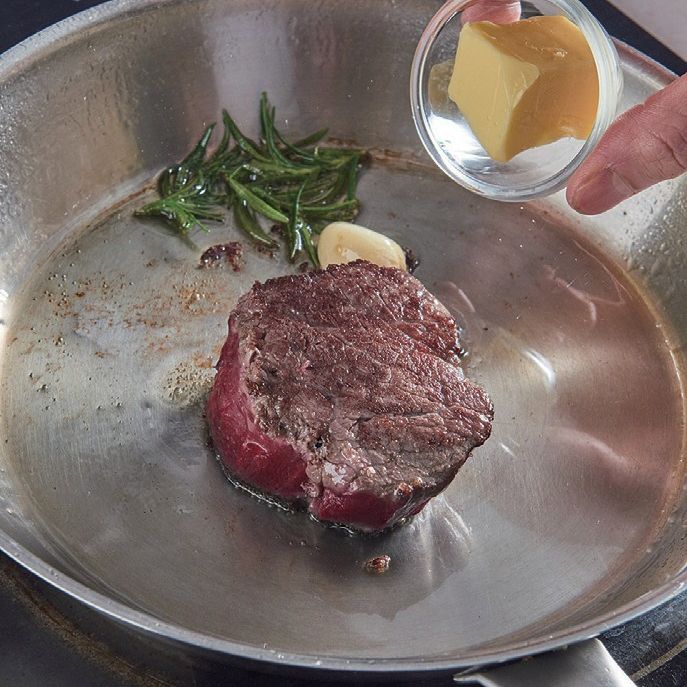 레드 와인 소스 웰링턴을 위한 재료 이미지로 소고기 안심,페이스트리,마늘,프로슈토,푸아그라 무스 등으로 구성 되어있습니다.