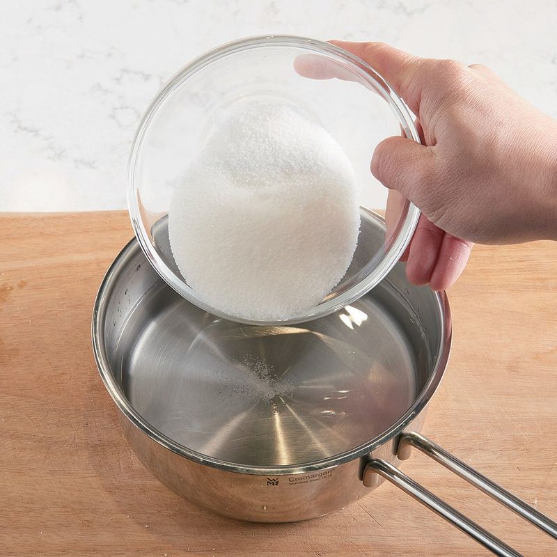 물에 설탕을 넣어 끓여주세요.