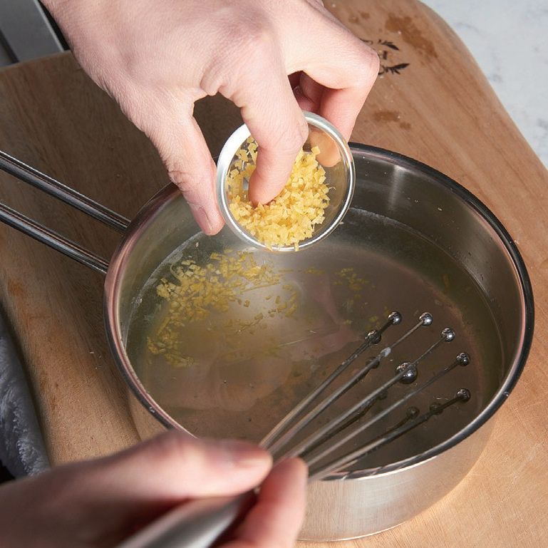 레몬즙과 순서 1의 만들어 놓은 시럽, 레몬 껍질을 섞은 후 냉동고에 넣어주세요.