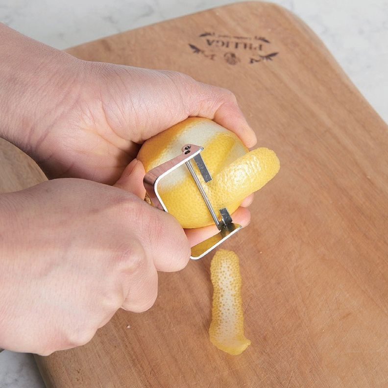 레몬은 깨끗하게 씻고 필러를 이용해서 껍질을 얇게 썰고 반을 잘라 즙을 내주세요.