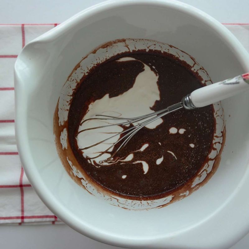 사워크림과 소금을 넣고 거품기로 섞어주세요.