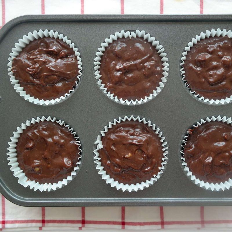 머핀틀에 머핀컵을 깔고 반죽을 2/3 정도만 채워준 후 머핀틀을 바닥에 탁탁 쳐서 반죽이 고르게 들어가도록 해주세요.