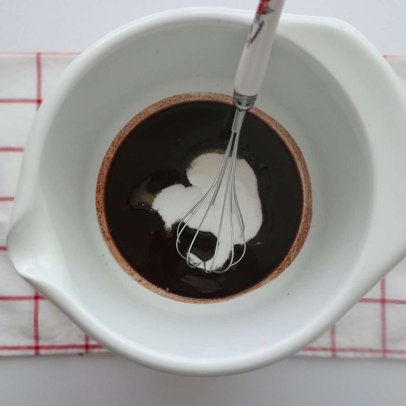 초콜릿이 녹으면 볼에 옮겨 담은 후 설탕과 바닐라설탕을 넣고 설탕이 녹을 때까지 거품기로 섞어주세요.