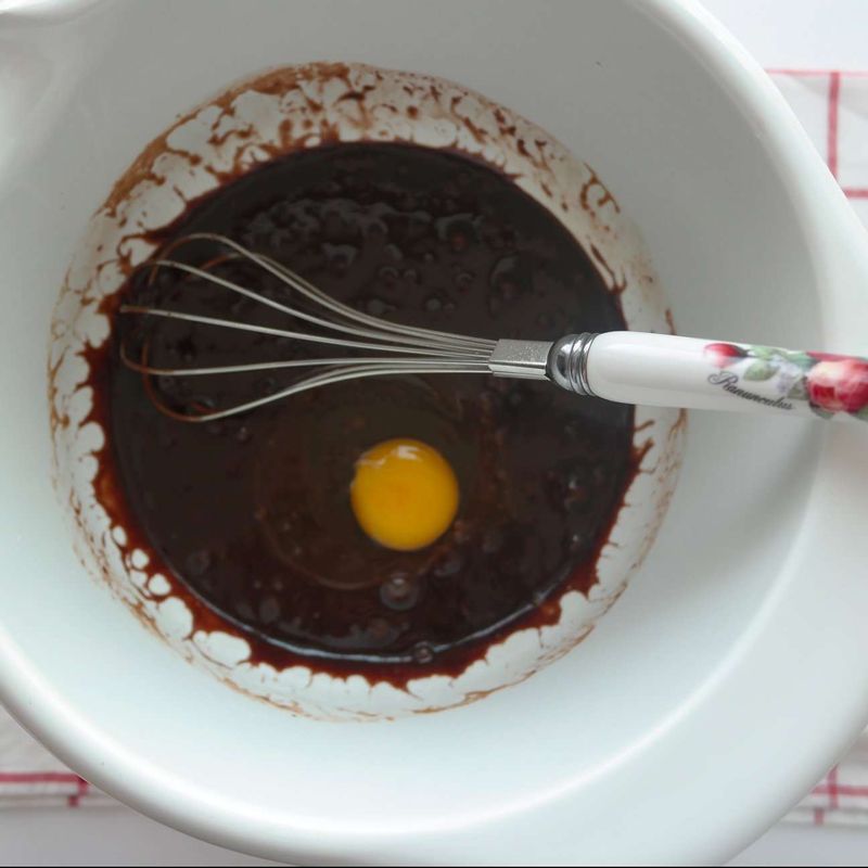 설탕이 완전히 녹으면 달걀을 하나씩 넣으면서 달걀이 익지 않도록 재빠르게 섞어주세요.