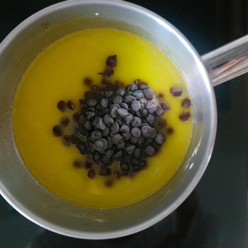 냄비에 버터를 넣고 약불에서 녹여주세요. 버터가 녹으면 불을 끄고 다크커버처 초콜릿을 넣고 거품기로 저어가며 녹여주세요.