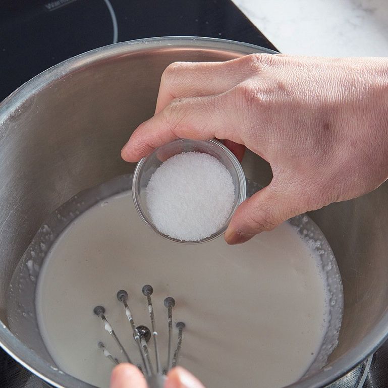 생크림에 설탕을 넣고 휘퍼로 단단하게 쳐준 뒤 쳐낸 생크림과 순서 3의 우유를 섞은 후 용기에 담아 냉장고에 3시간 넣어두세요.