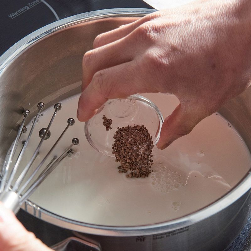 냄비에 커피와 우유를 섞고 끓여주세요.