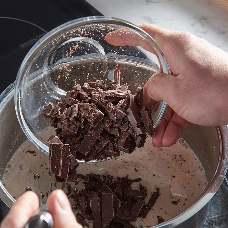 다크 초콜릿을 얇게 썬 후 커피를 녹인 순서 1의 우유에 넣어 완전히 녹이고 불을 꺼주세요.