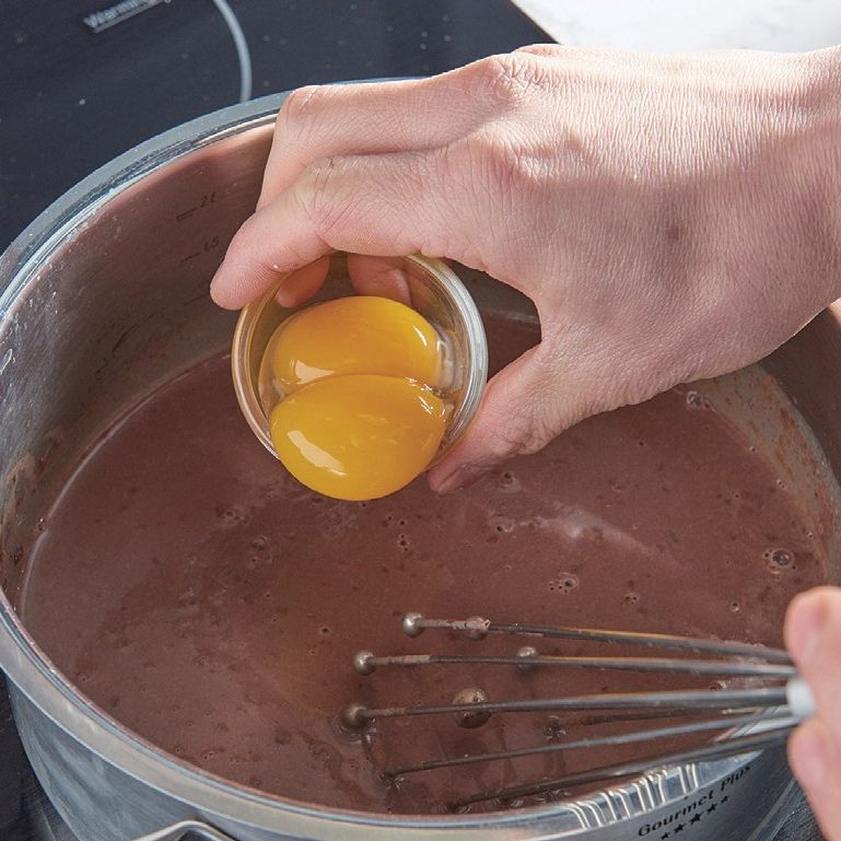 젤라틴은 찬물에 담가 흐물거리면 순서 2의 우유에 넣고 노른자를 초콜릿이 녹은 우유에 넣고 섞어주세요.