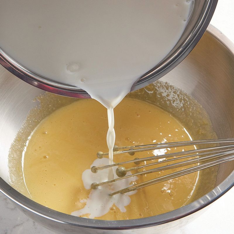 크렘블레을 위한 재료 이미지로 생크림,설탕,바닐라빈,달걀 노른자 등으로 구성 되어있습니다.