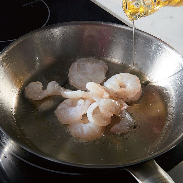 새우는 반으로 자른 후 팬에 구워주세요.