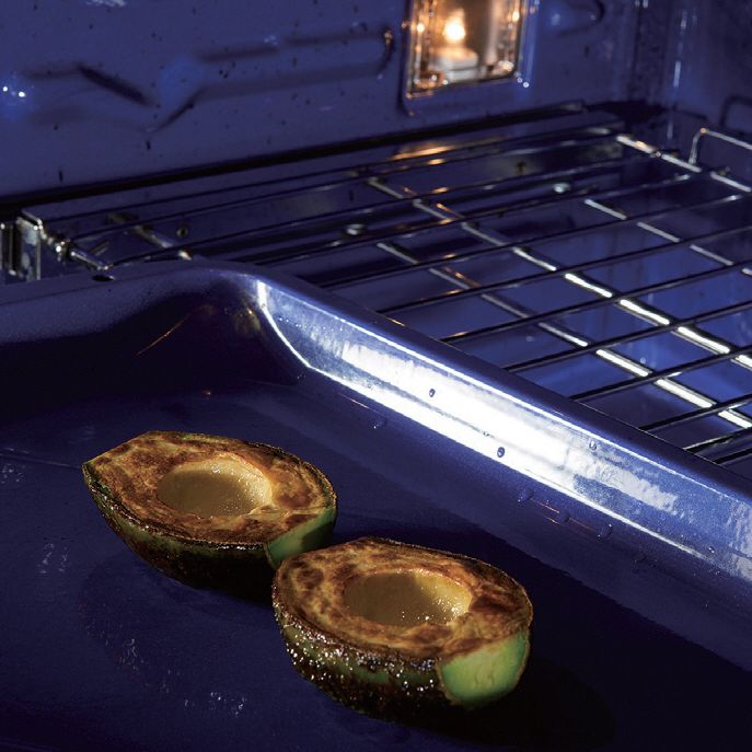 250도 오븐에 구워놓은 아보카도를 넣고 3분간 더 익혀주세요.