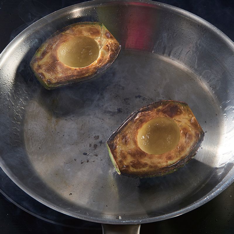 아보카도 새우 샐러드을 위한 재료 이미지로 아보카도,새우,데리야끼 소스,루꼴라 등으로 구성 되어있습니다.