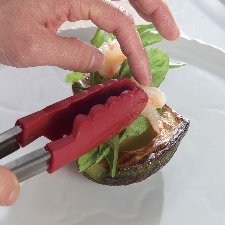 순서 2의 아보카도 위에 구워놓은 순서 3의 새우를 올리고 루꼴라를 곁들여 접시에 담은 뒤 데리야끼 소스를 아보카도 위에 뿌려서 완성해 주세요.