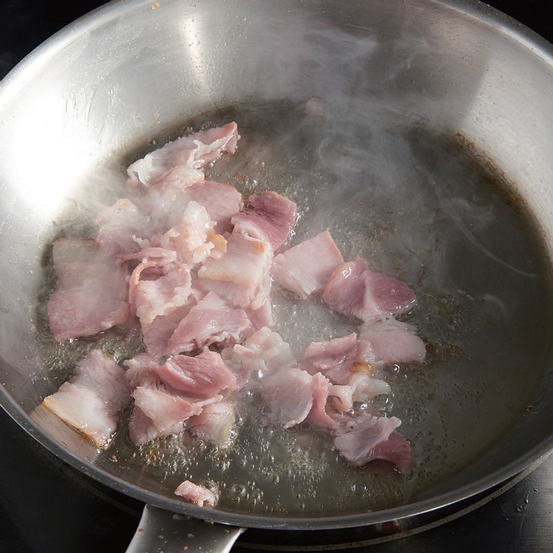 냄비에 꽃소금을 한 줌 넣고 물을 끓인 후 스파게티 면을 5분간 삶아주세요. 양파와 마늘은 곱게 다지고 베이컨을 1cm 크기로 썬 뒤 팬에 올리브유를 둘러 베이컨을 바삭하게 볶은 후 키친타올에 빼두세요.