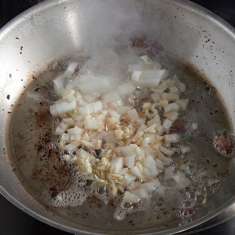 베이컨 기름으로 양파와 마늘을 볶아주세요.