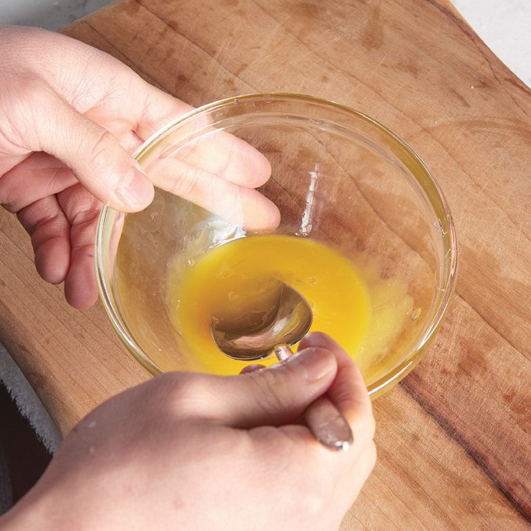 달걀은 흰자와 노른자를 분리하고 노른자는 풀어서 준비해 주세요.