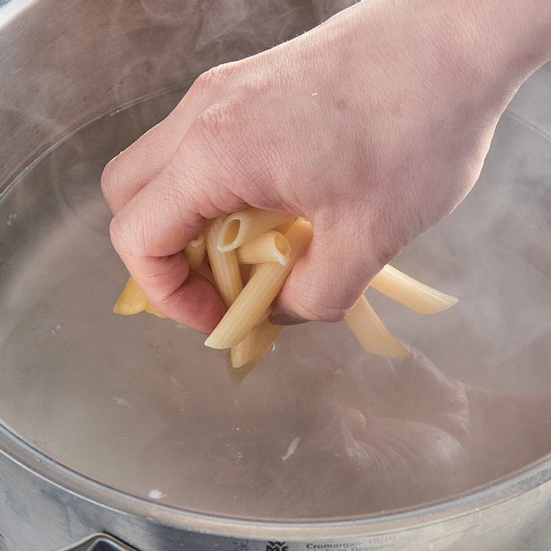 냄비에 꽃소금을 한 줌 넣고 물을 끓인 후 펜네를 8분간 삶아주세요.