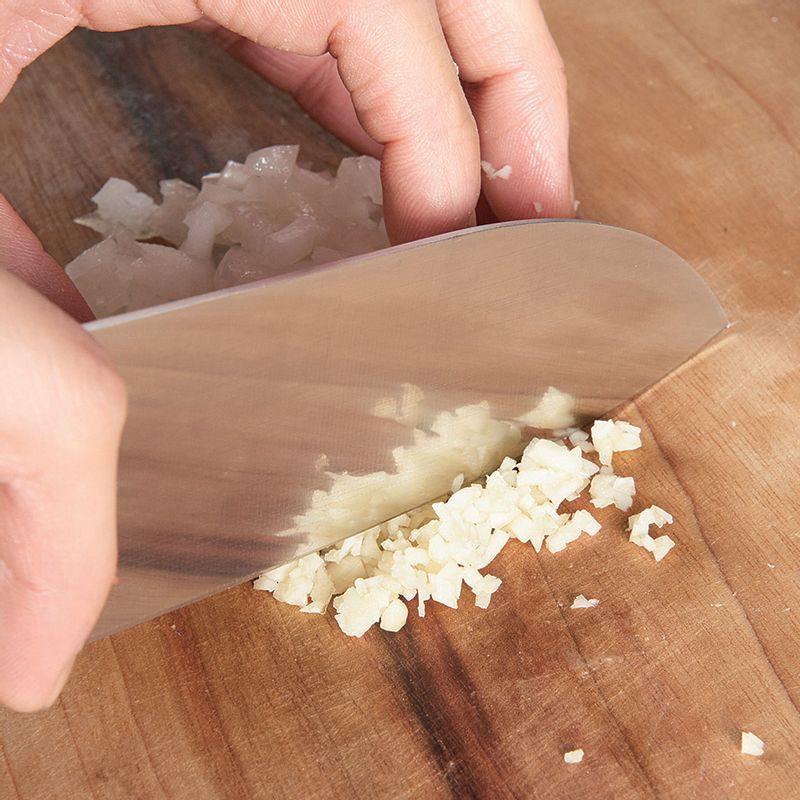 양파와 마늘을 곱게 다지고 가지는 2cm 크기로 썰고 베이컨은 1cm 크기로 썰어주세요.