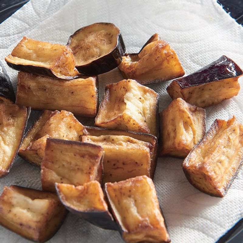 튀긴 가지 펜네 파스타을 위한 재료 이미지로 펜네,양파,마늘,바질,베이컨 등으로 구성 되어있습니다.