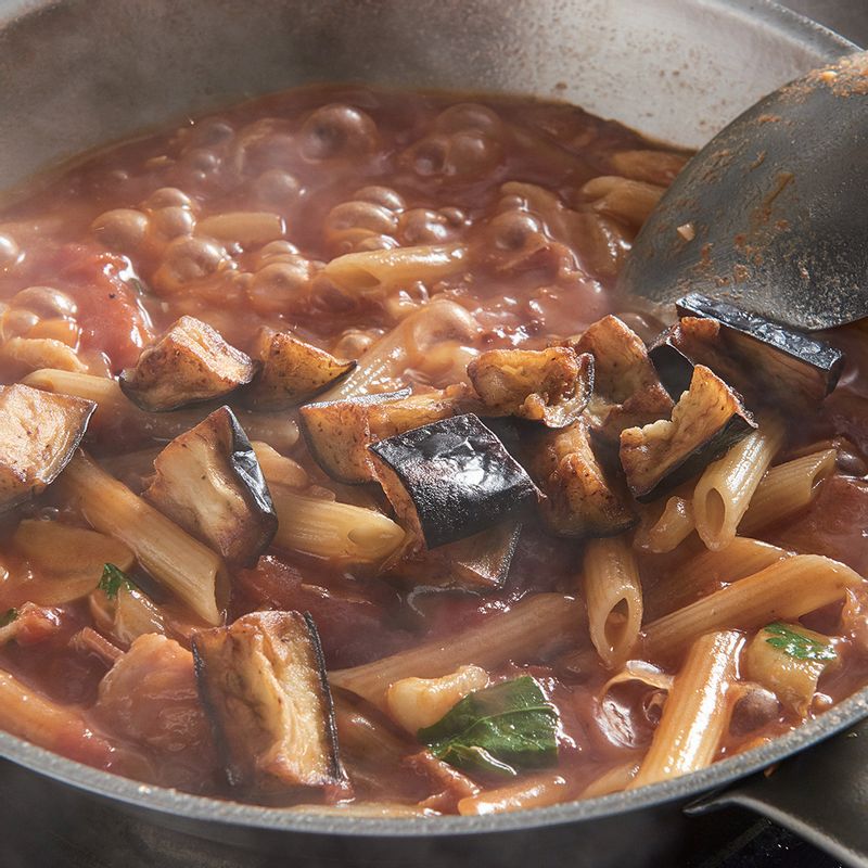 엑스트라 버진, 튀겨 놓은 가지를 넣어 살짝 비빈 후 접시에 담고 리코타 치즈를 곁들여 내면 완성이예요.